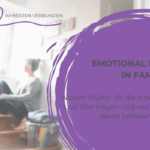 Mutter sitzt erschöpft auf Treppe und denkt nach – Emotional Load im Familienalltag